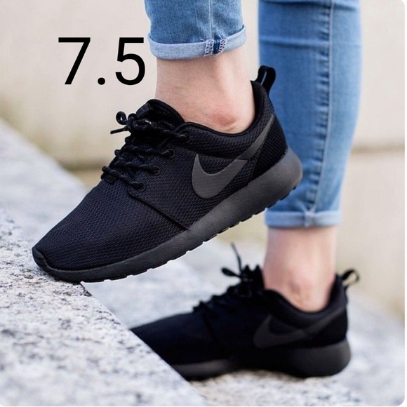 nike roshe one triple black